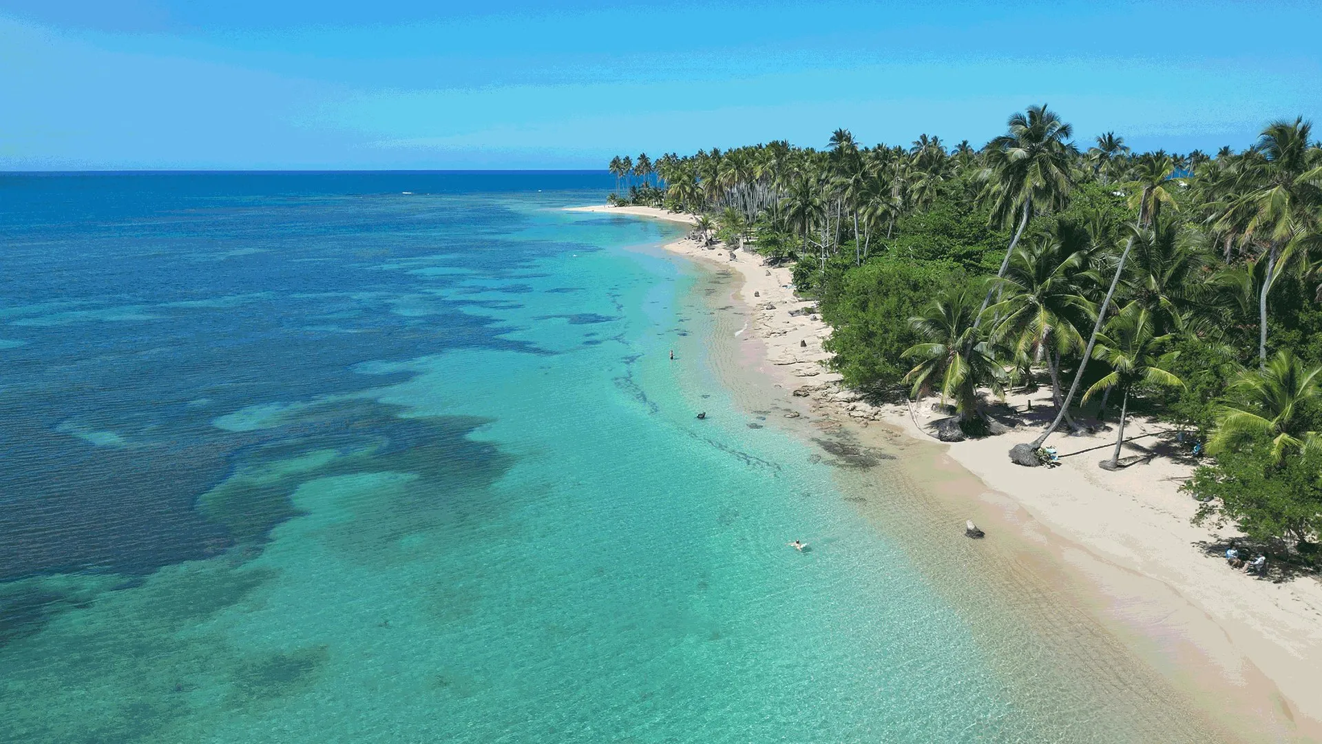 Vista aérea de Playa Cosón con arrecife y agua turquesa